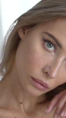 Bu stok dikey video seksi iç çamaşırlı genç bir kadını gösteriyor.