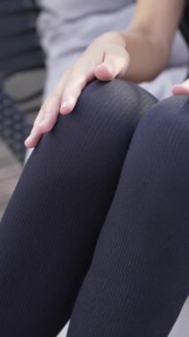 Bu stok dikey video seksi iç çamaşırlı genç bir kadını gösteriyor.