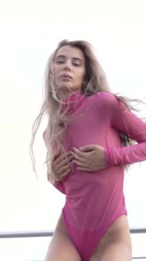 Bu stok dikey video seksi iç çamaşırlı genç bir kadını gösteriyor.