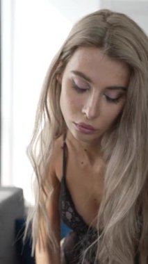 Bu stok dikey video seksi iç çamaşırlı genç bir kadını gösteriyor.