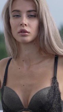 Bu stok dikey video seksi iç çamaşırlı genç bir kadını gösteriyor.