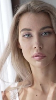 Bu stok dikey video seksi iç çamaşırlı genç bir kadını gösteriyor.