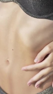 Bu stok dikey video seksi iç çamaşırlı genç bir kadını gösteriyor.