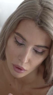 Bu stok dikey video seksi iç çamaşırlı genç bir kadını gösteriyor.