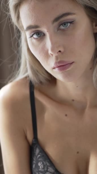 Questo Video Verticale Mostra Una Giovane Donna Lingerie Sexy — Video Stock