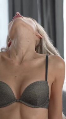 Bu stok dikey video seksi iç çamaşırlı genç bir kadını gösteriyor.