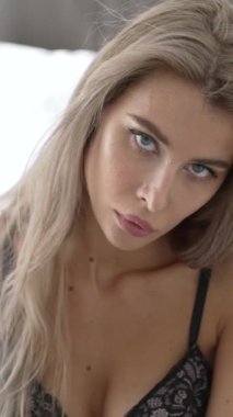 Bu stok dikey video seksi iç çamaşırlı genç bir kadını gösteriyor.