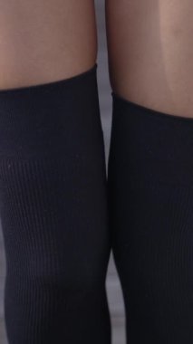 Bu stok dikey video seksi iç çamaşırlı genç bir kadını gösteriyor.