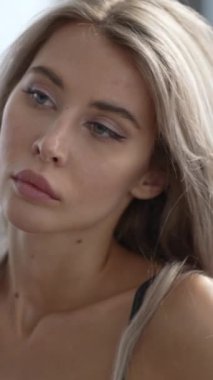 Bu stok dikey video seksi iç çamaşırlı genç bir kadını gösteriyor.