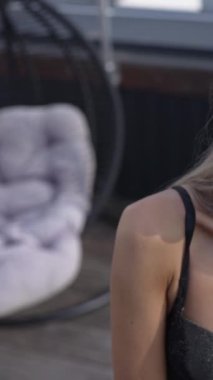 Bu stok dikey video seksi iç çamaşırlı genç bir kadını gösteriyor.