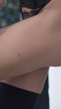 Bu stok dikey video seksi iç çamaşırlı genç bir kadını gösteriyor.