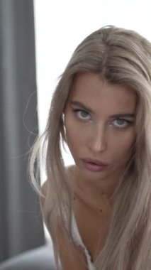 Bu stok dikey video seksi iç çamaşırlı genç bir kadını gösteriyor.