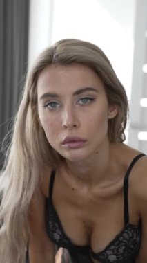 Bu stok dikey video seksi iç çamaşırlı genç bir kadını gösteriyor.