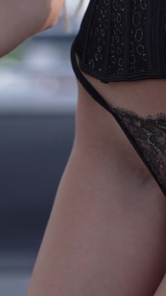 这张股票垂直录像显示了一个穿着性感内衣的年轻女人 — 图库视频影像