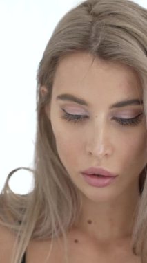 Bu stok dikey video seksi iç çamaşırlı genç bir kadını gösteriyor.