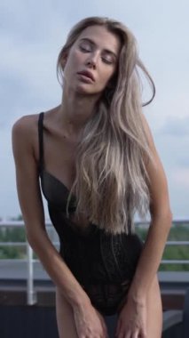 Bu stok dikey video seksi iç çamaşırlı genç bir kadını gösteriyor.