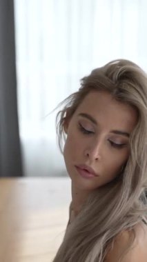 Bu stok dikey video seksi iç çamaşırlı genç bir kadını gösteriyor.