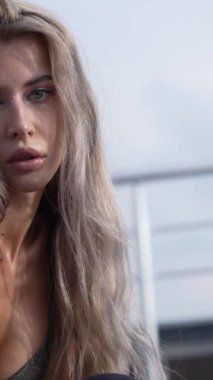 Bu stok dikey video seksi iç çamaşırlı genç bir kadını gösteriyor.