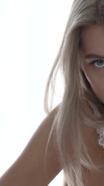 Bu stok dikey video seksi iç çamaşırlı genç bir kadını gösteriyor.