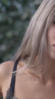 Bu stok dikey video seksi iç çamaşırlı genç bir kadını gösteriyor.