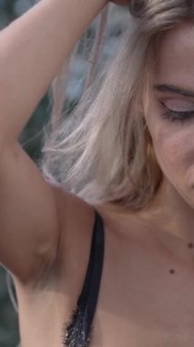 Bu stok dikey video seksi iç çamaşırlı genç bir kadını gösteriyor.