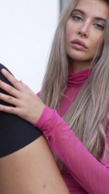 Bu stok dikey video seksi iç çamaşırlı genç bir kadını gösteriyor.