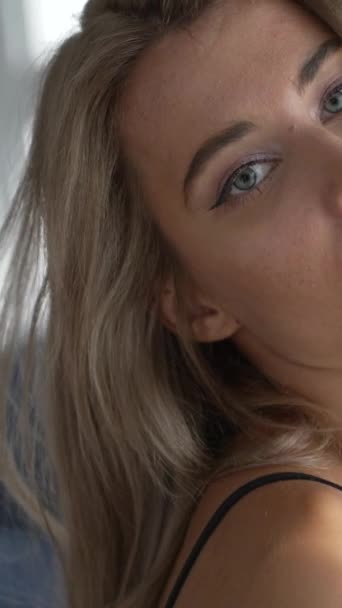 Ten Film Pokazuje Młodą Kobietę Seksownej Bieliźnie — Wideo stockowe