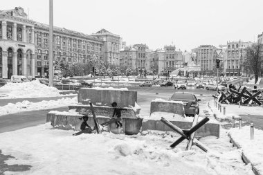 Bu siyah beyaz fotoğraf Ukrayna 'nın başkenti Kyiv' de Banksy 'nin grafitisini gösteriyor..