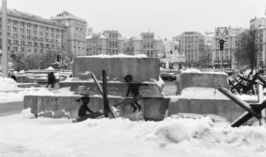 Bu siyah beyaz fotoğraf Ukrayna 'nın başkenti Kyiv' de Banksy 'nin grafitisini gösteriyor..