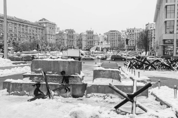 На этом складе черно-белое фото изображено граффити Бэнкси в центре Киева.