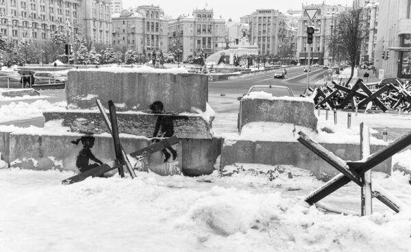 На этом складе черно-белое фото изображено граффити Бэнкси в центре Киева.