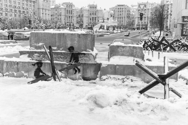 На этом складе черно-белое фото изображено граффити Бэнкси в центре Киева.
