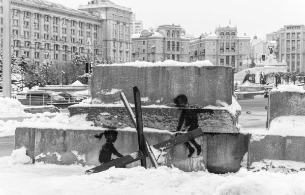 На этом складе черно-белое фото изображено граффити Бэнкси в центре Киева.