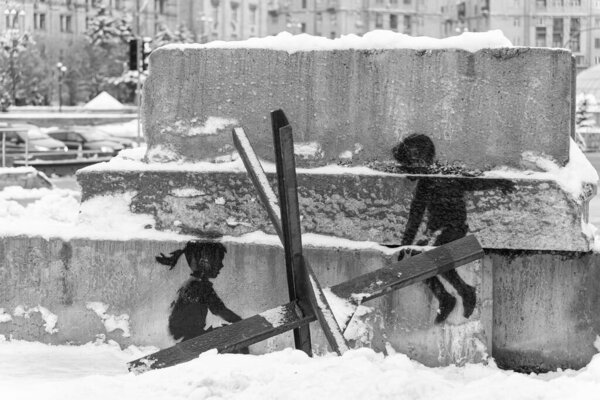 На этом складе черно-белое фото изображено граффити Бэнкси в центре Киева.