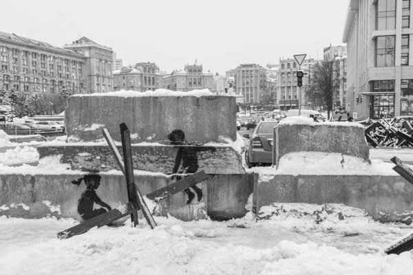 На этом складе черно-белое фото изображено граффити Бэнкси в центре Киева.