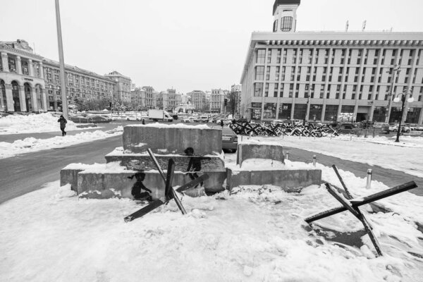 На этом складе черно-белое фото изображено граффити Бэнкси в центре Киева.