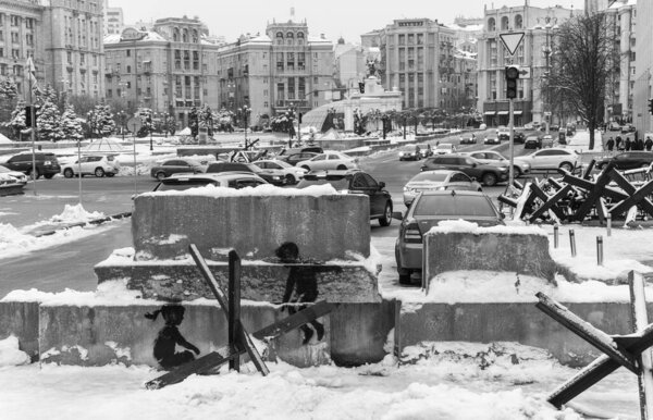 На этом складе черно-белое фото изображено граффити Бэнкси в центре Киева.