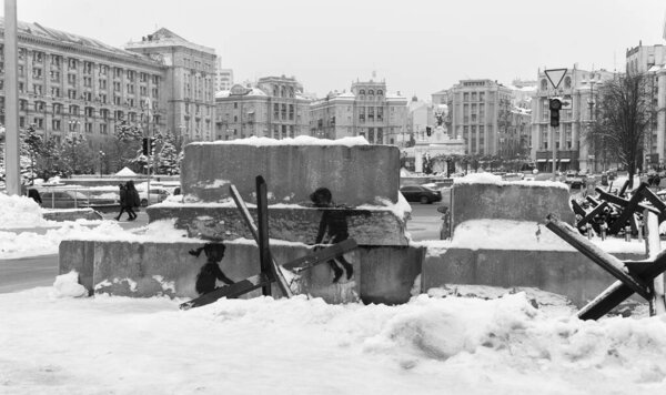 На этом складе черно-белое фото изображено граффити Бэнкси в центре Киева.