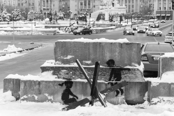 这张黑白照片显示了班克斯在乌克兰基辅市中心的涂鸦 — 图库照片#