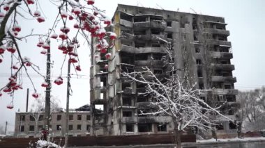 Bu video, Ukrayna, Borodyanka 'da kışın yıkılan bir binayı gösteriyor.