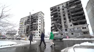 Bu video, Ukrayna, Borodyanka 'da kışın yıkılan bir binayı gösteriyor.