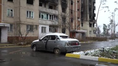 Bu video, Ukrayna 'daki savaş sırasında sivil bir arabanın vurulduğunu gösteriyor.