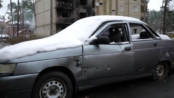 このストックビデオはウクライナでの戦争中に撃墜民間車を示しています — ストック動画