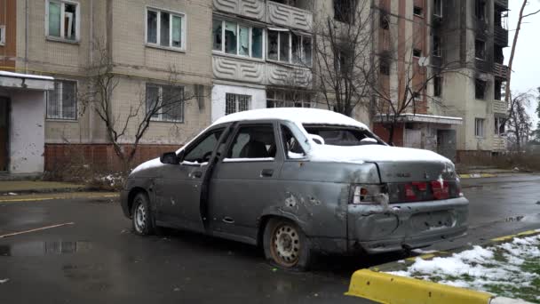 このストックビデオはウクライナでの戦争中に撃墜民間車を示しています — ストック動画