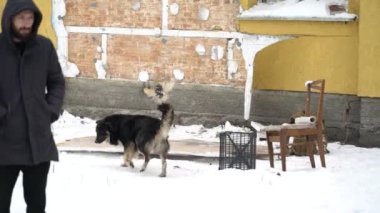 Bu video, Gostomel, Ukrayna 'daki Banksy grafitisinin çalınmasından sonraki suç mahallini gösteriyor.