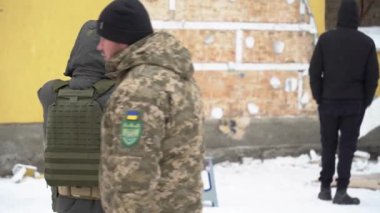 Bu video, Gostomel, Ukrayna 'daki Banksy grafitisinin çalınmasından sonraki suç mahallini gösteriyor.