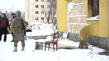 Bu video, Gostomel, Ukrayna 'daki Banksy grafitisinin çalınmasından sonraki suç mahallini gösteriyor.