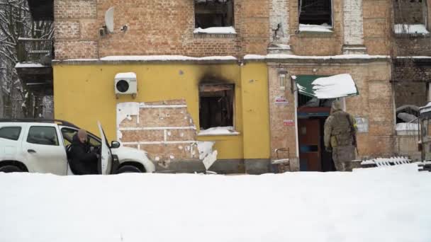 この株式ビデオは ウクライナのゴストメルでのバンシー落書きの盗難後の犯罪現場を示しています — ストック動画