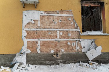 Bu fotoğraf, Gostomel, Ukrayna 'daki Banksy grafitisinin çalınmasından sonraki suç mahallini gösteriyor.