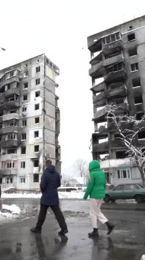 Bu dikey stok video, Ukrayna, Borodyanka 'da kışın yıkılan bir binayı gösteriyor.